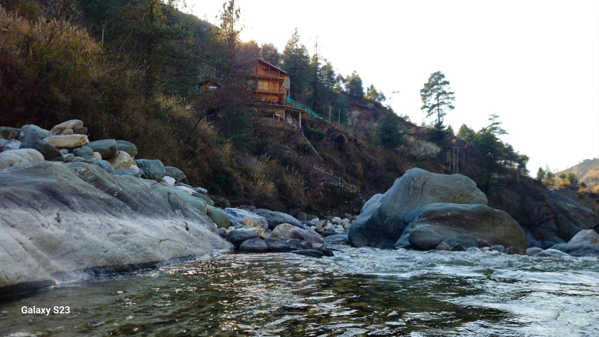 The Fiza Retreat Tirthan Banjār Exterior photo